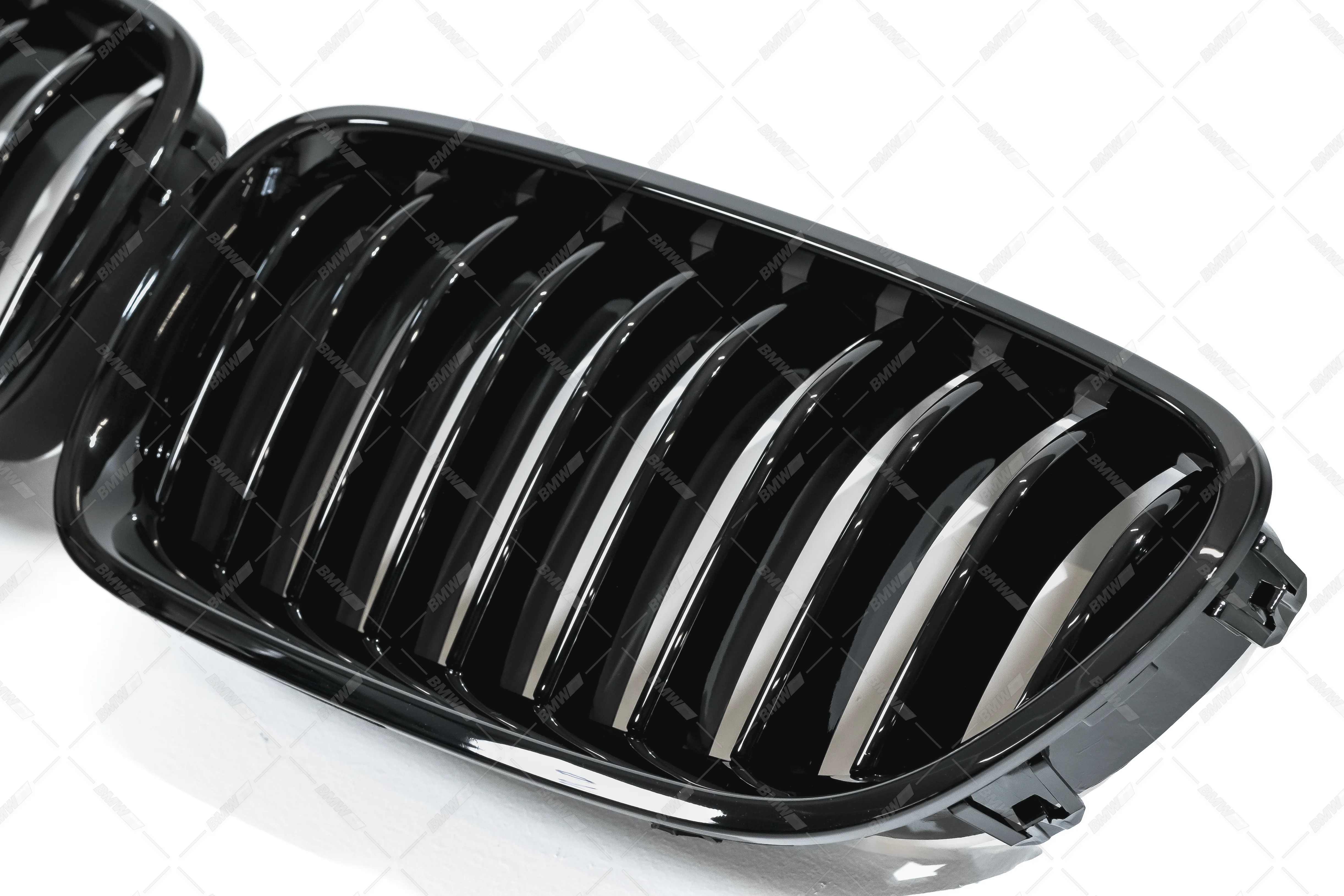 BMW F10 F11, single kiiltävän mustat munuaiset - Image 4