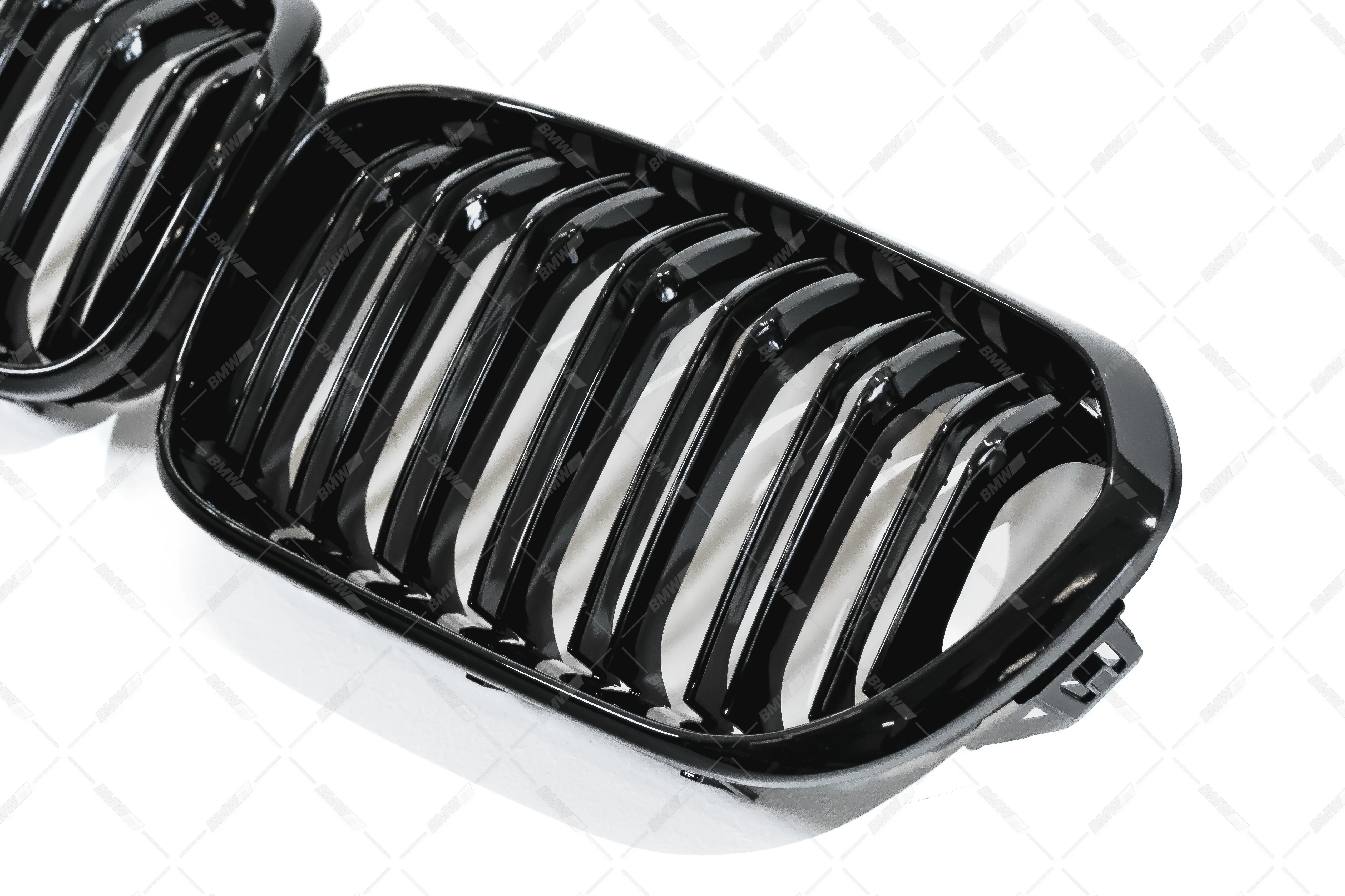 BMW F20 F21 LCI, kiiltävän mustat M-Look munuaiset - Image 4