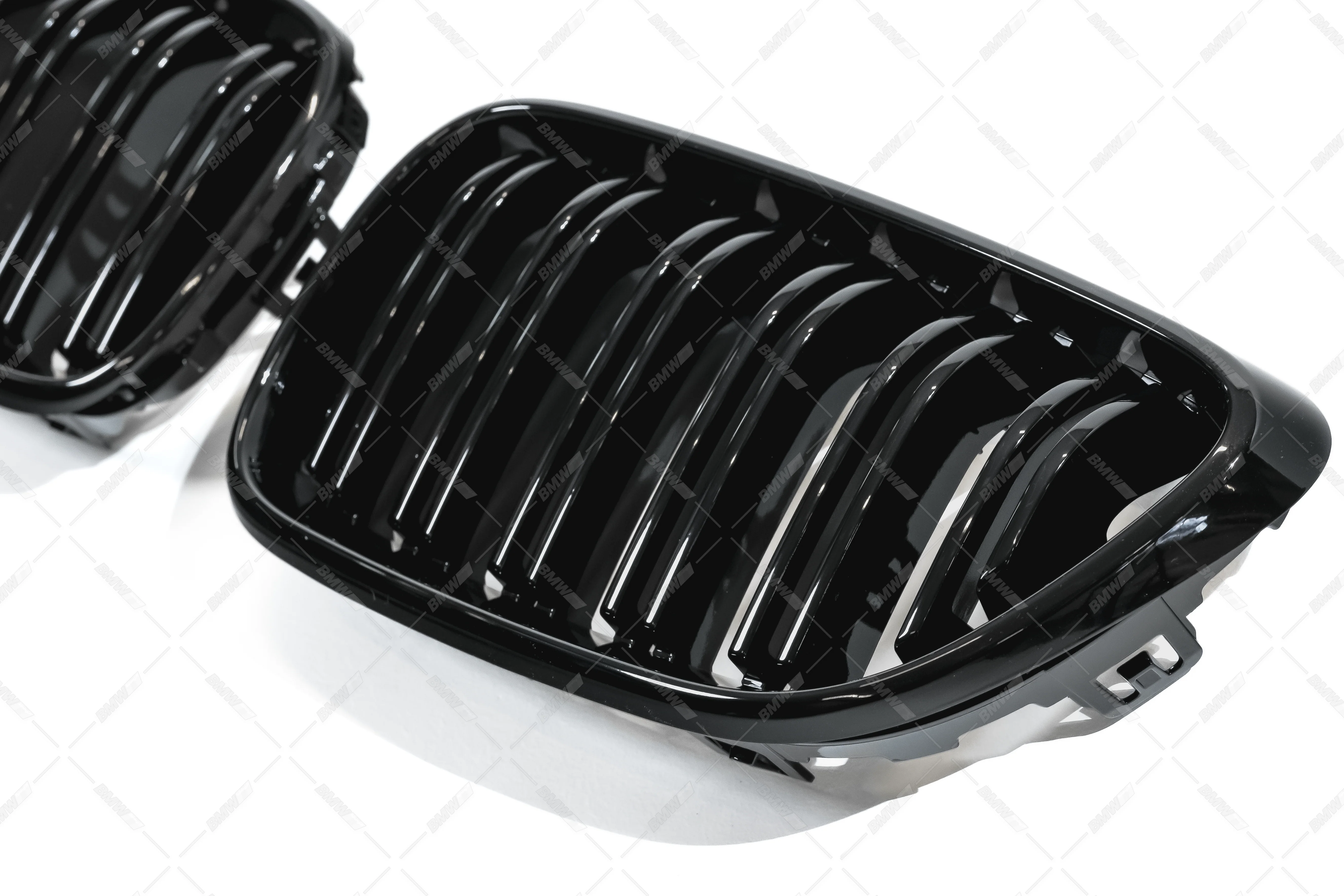 BMW F22 F23, kiiltävän mustat M-Look munuaiset - Image 4