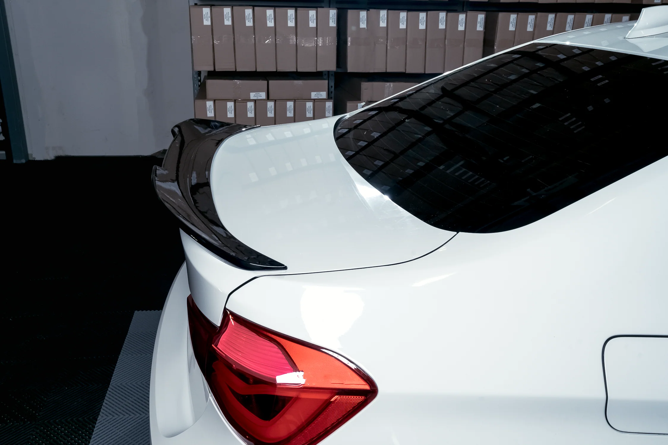 BMW F30, PSM-Look kiiltävän musta takaspoileri - Image 10