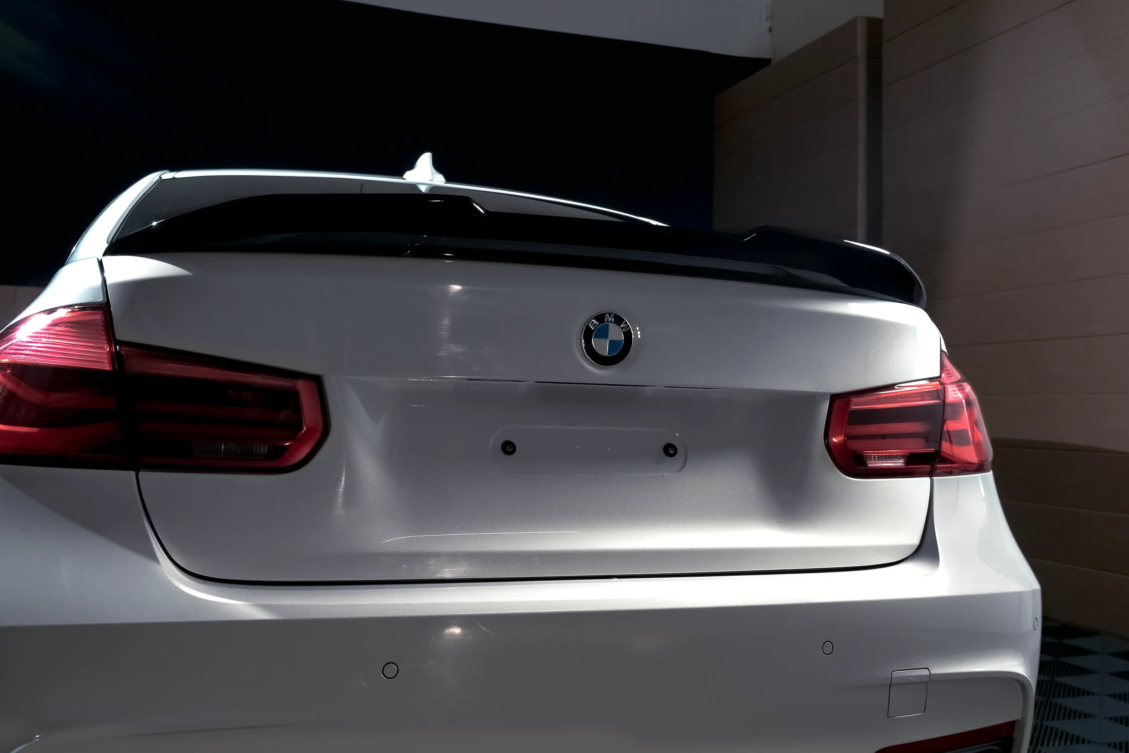 BMW F30, PSM-Look kiiltävän musta takaspoileri - Image 8