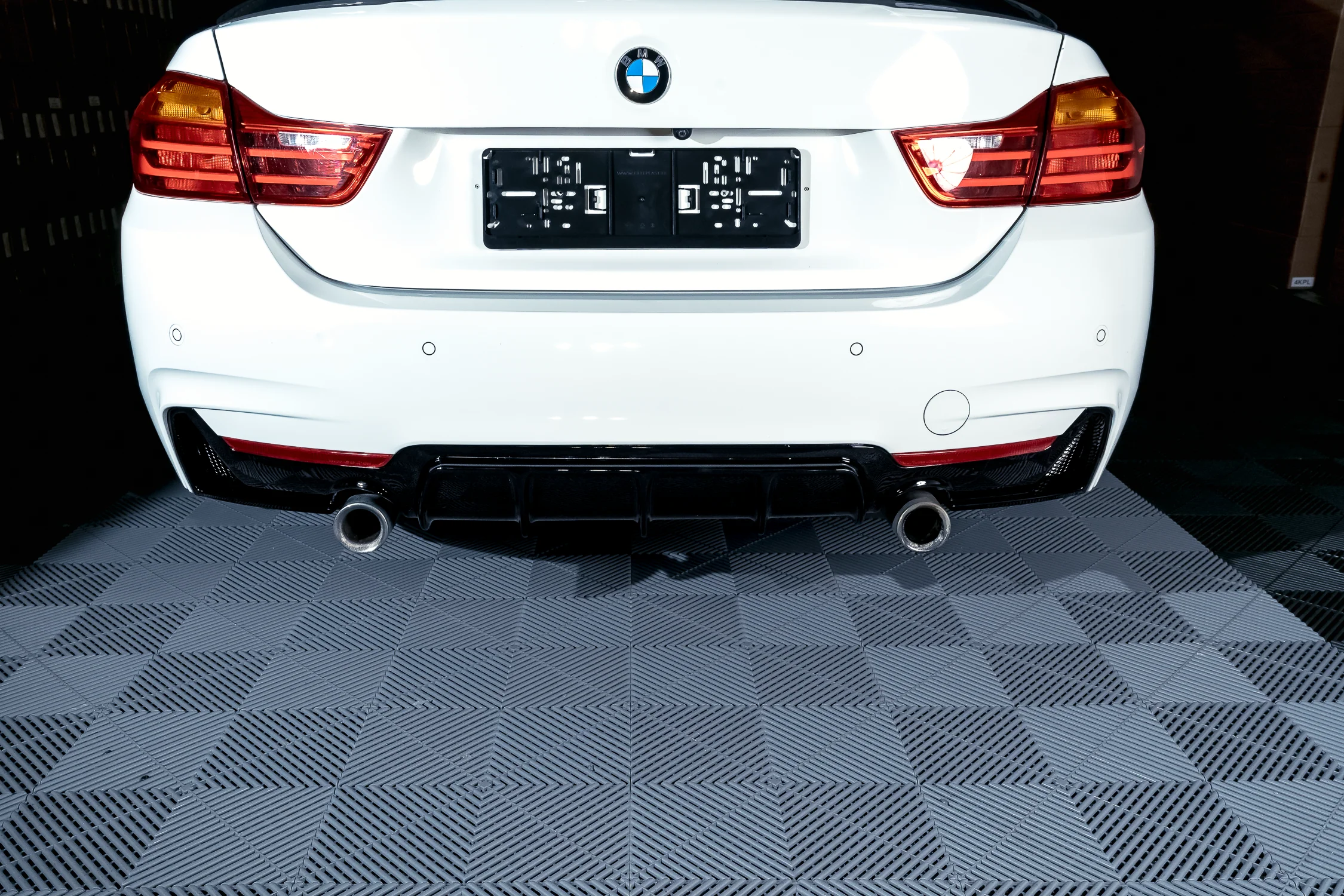 BMW F32 F33 F36 M-Performance kiiltävän musta takapuskurin diffusori yhdelle putkenpäälle vasemmalla ja oikealla - Image 3