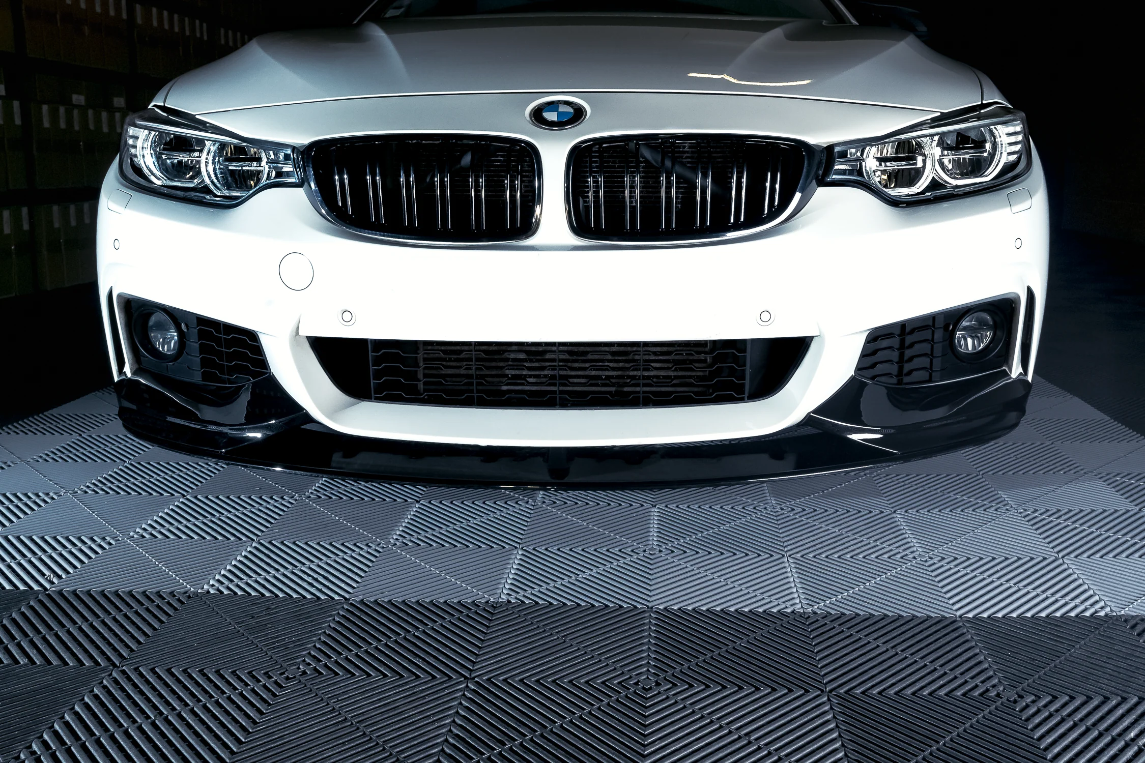 BMW F32 F33 F36, M-Performance etupuskurin lippa kiiltävän musta - Image 4