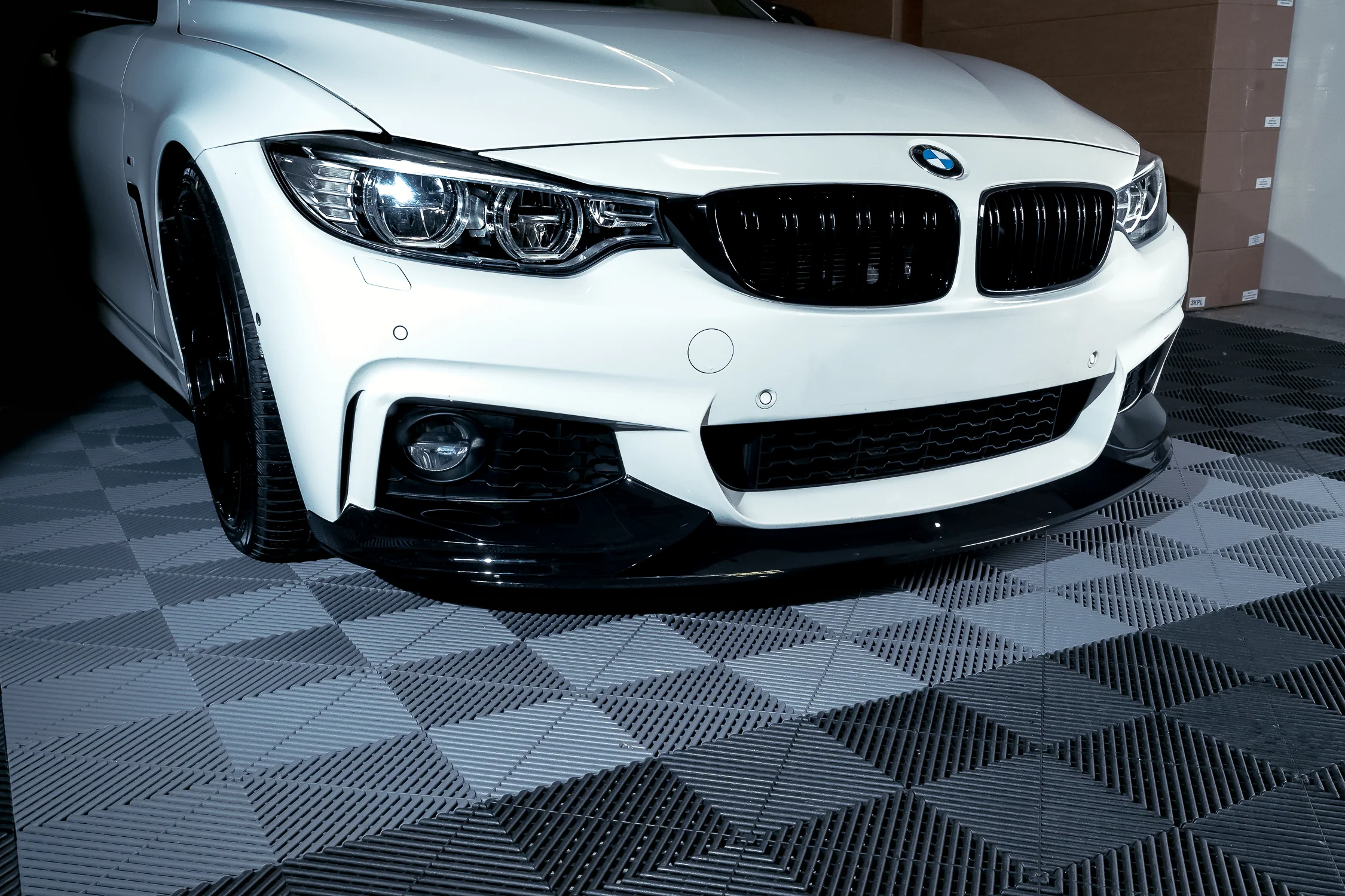 BMW F32 F33 F36, M-Performance etupuskurin lippa kiiltävän musta - Image 5