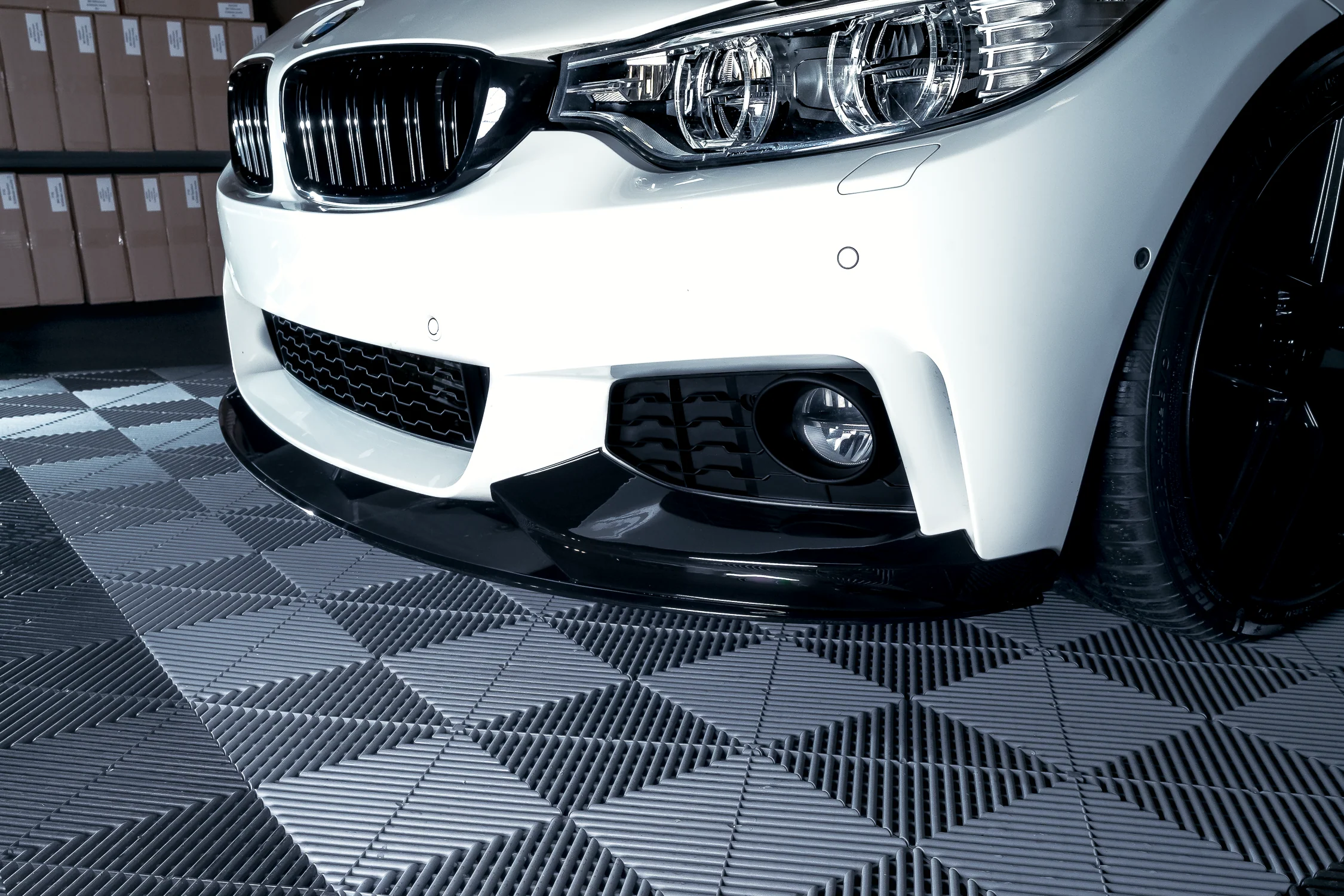 BMW F32 F33 F36, M-Performance etupuskurin lippa kiiltävän musta - Image 9