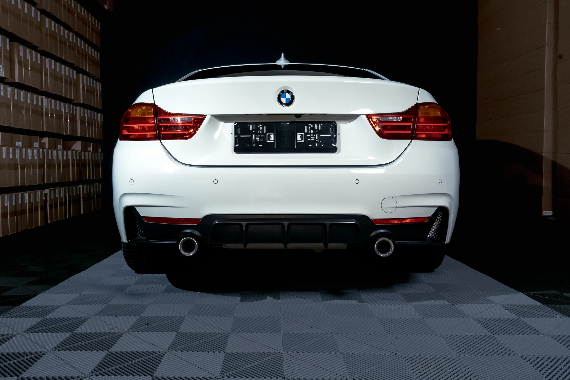 BMW F32 F33 F36 M-Performance matta musta takapuskurin diffuusori tuplaulostulolla - Image 11