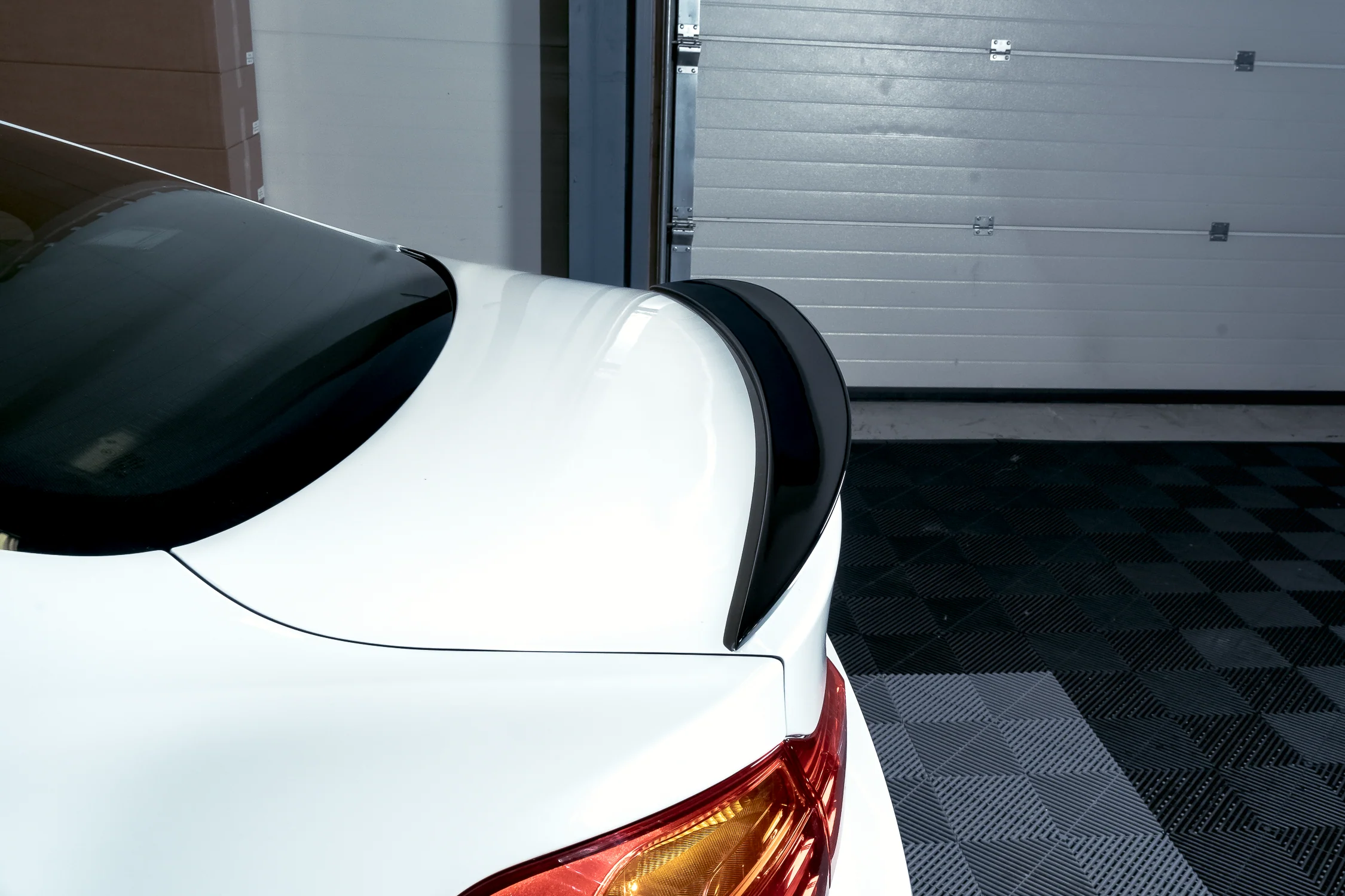 BMW F32, M-Performance look takaspoileri kiiltävän mustana - Image 4