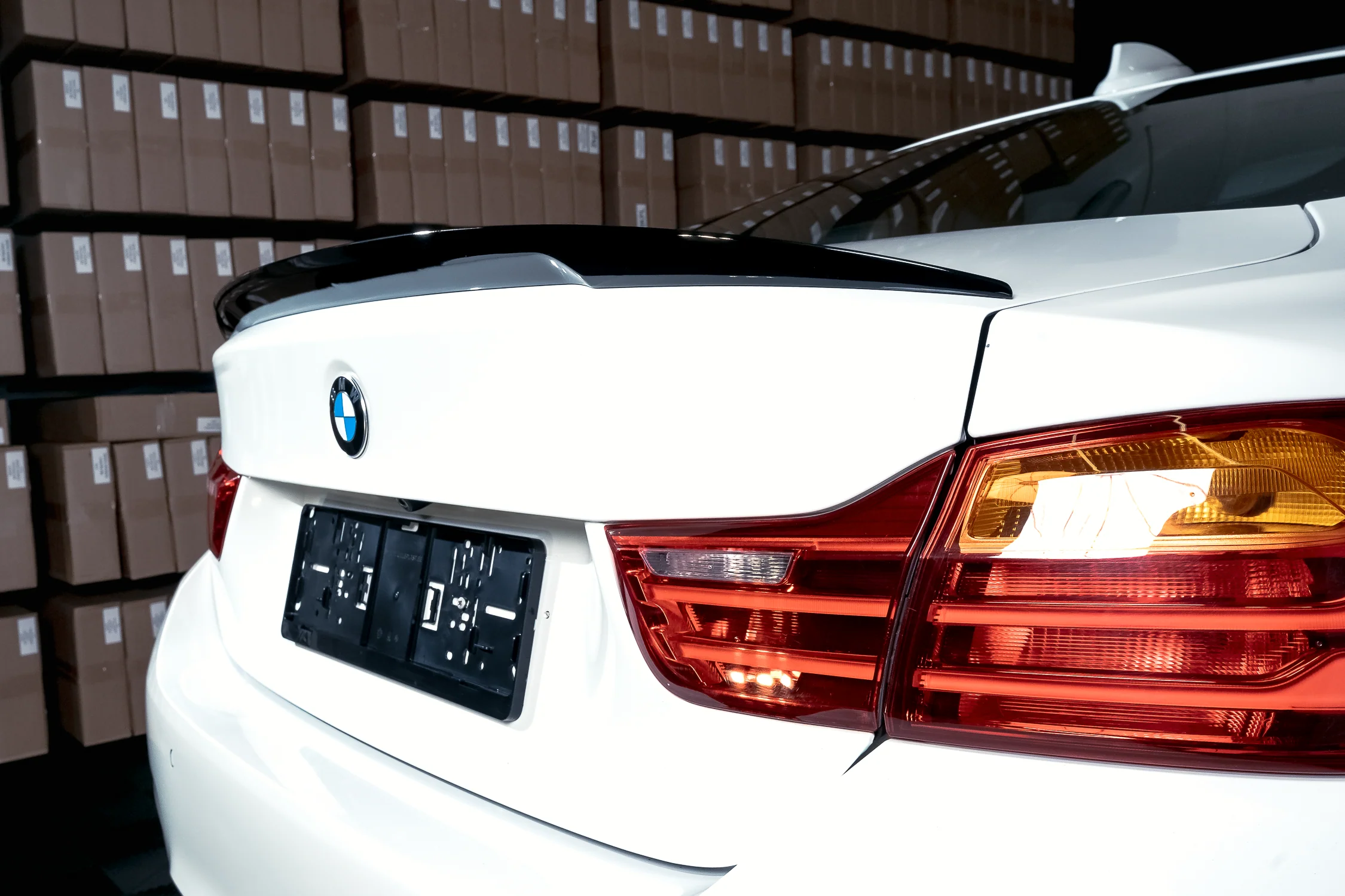 BMW F32, M-Performance look takaspoileri kiiltävän mustana - Image 5