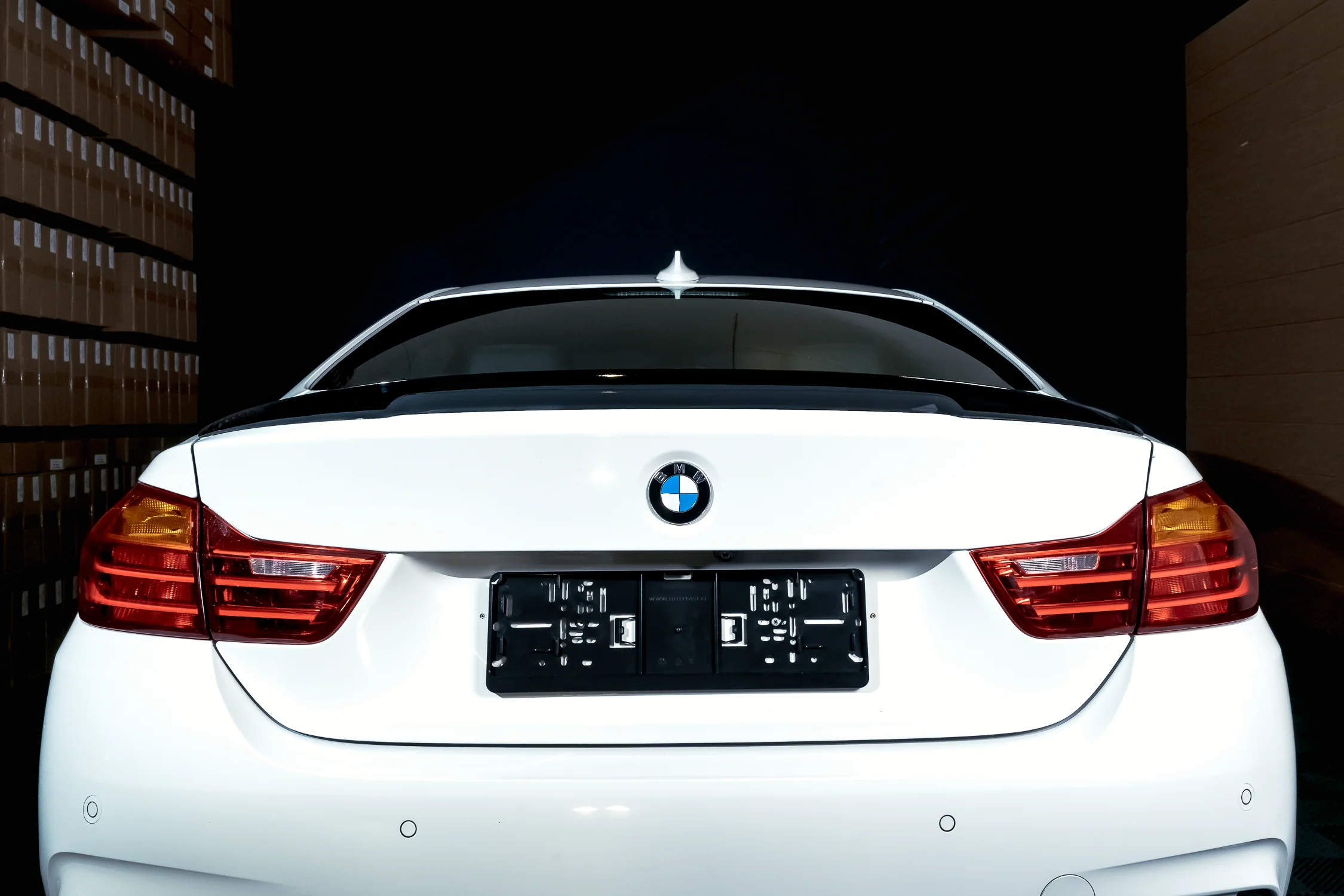 BMW F32, M-Performance look takaspoileri kiiltävän mustana - Image 6