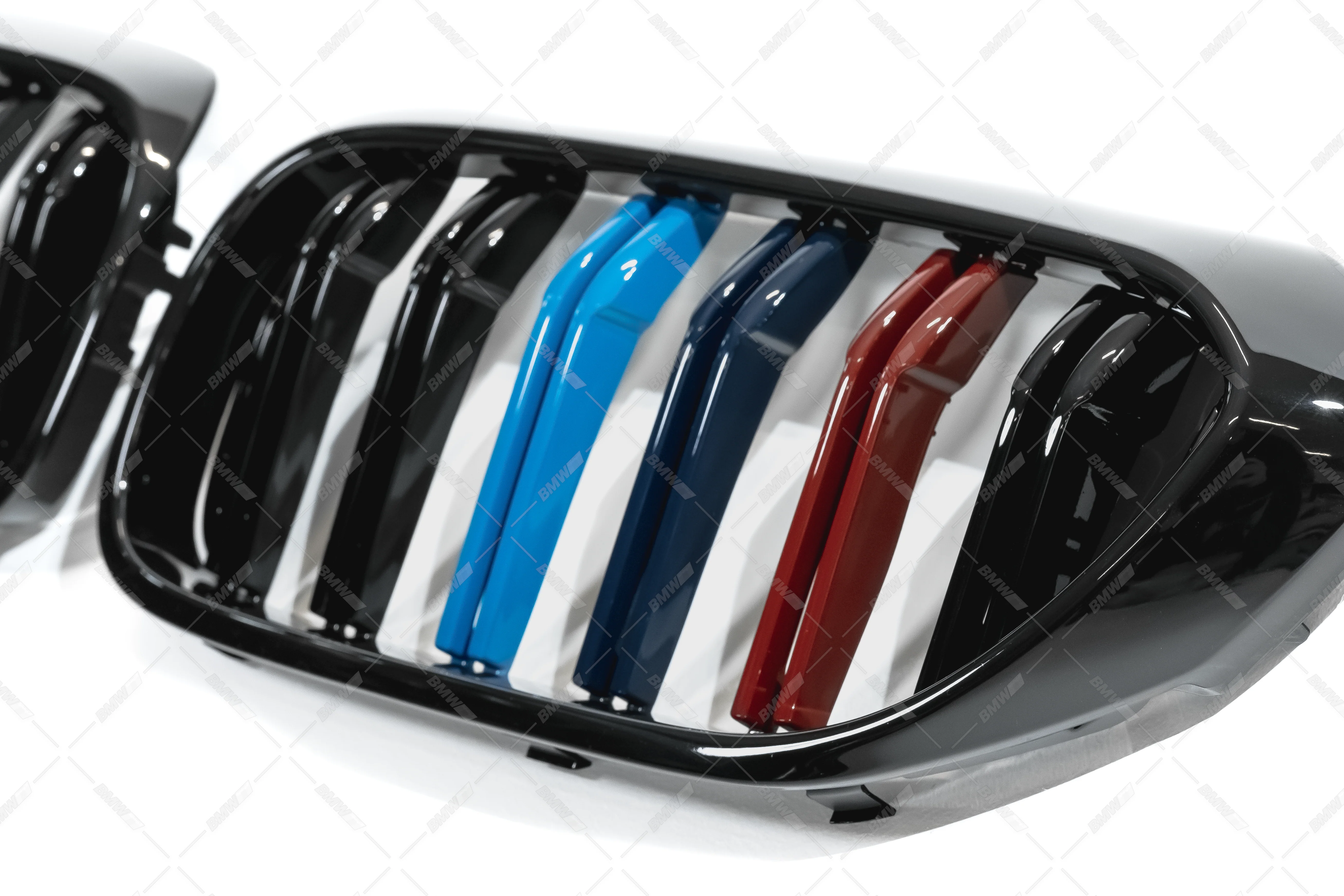 BMW G30 G31 , M-look kiiltävän mustat M-color munuaiset - Image 4